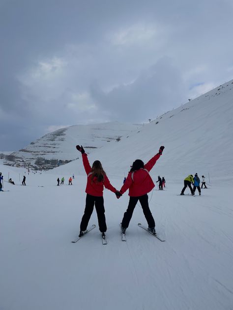 Skiing With Family Aesthetic, Ski Bestie Pics, Snow Aesthetic Friends, Ski Pics With Friends, Cute Snow Pictures With Friends, Ski Pictures Ideas Friends, Ski Trip Aesthetic Friends, Ski Trip With Friends, Ski Poses Photo Ideas