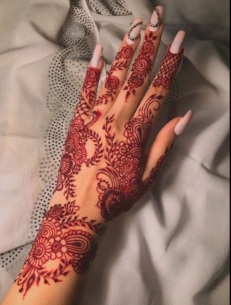 Red Henna Designs On Dark Skin, Henna Designs Red, Red Henna On Dark Skin, Kurdish Engagement, Red Henna Designs, Red Henna Tattoo, Henna Tattoo Back, Hanna Design, Henna Designs Back