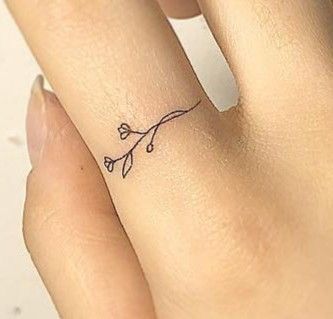 Flower Tattoo Ring Finger, Mini Flower Finger Tattoo, Woman Ring Tattoo, Flower Ring Tattoo Designs For Women, Delicate Ring Tattoos For Women, Delicate Ring Tattoo, Feminine Ring Tattoo, Small Ring Tattoos, Dainty Ring Tattoos For Women