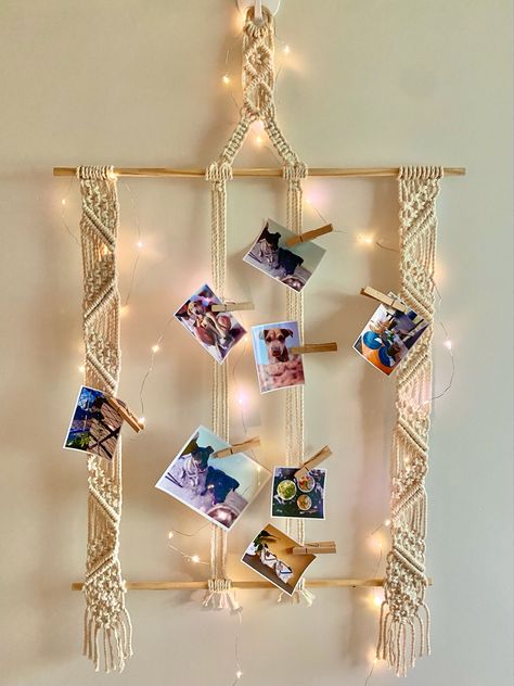 Macrame Picture Holder, Macrame Photo Wall Hanging Tutorial, Macrame Photo Frame Diy, Macrame Photo Holder Diy, Macrame Picture Hanger Tutorial, Macrame Photo Holder, Macrame Picture Frame, Macrame Photo Frame, Macrame Photo Hanger