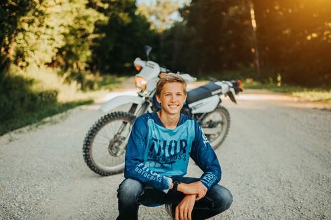 Senior Photos Dirt Bike, Dirtbike Pictures Ideas, Senior Dirt Bike Pictures, Dirt Bike Poses, Dirt Bike Family Pictures, Senior Picture Ideas For Guys Motorcycle, Dirt Bike Graduation Pictures, Motocross Senior Pictures, Dirtbike Senior Photos