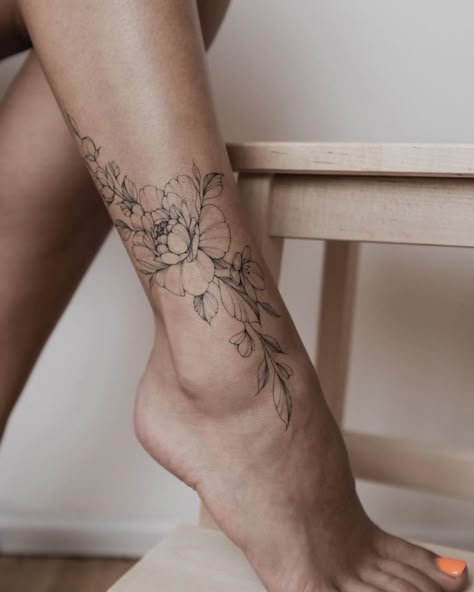 Wrap Around Calf Tattoos For Women, Classy Tattoos For Women, Cute Ankle Tattoos, Amazing 3d Tattoos, Peony Design, Floral Tattoo Shoulder, Ankle Tattoo Designs, Ankle Tattoos For Women, Black Peony