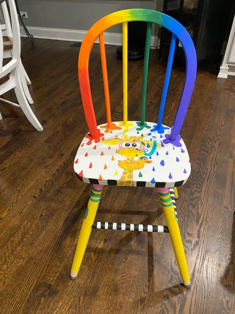 Adorable childs chair painted for student/classroom use. Kids Chair Design, Painted Kids Chairs, Teacher Chairs, Painted Rocking Chairs, Hand Painted Chairs, Painted Chair, Painted Desk, Diy Classroom, Art Chair