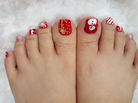 Toenail Christmas Designs, Christmas Nails Pedicure, Holiday Pedicure Ideas Toenails, Christmas Toes Nails, Foot Nails Design, Christmas Pedicure Designs, Christmas Toe Nail Designs, Christmas Toe Nails, Christmas Toes