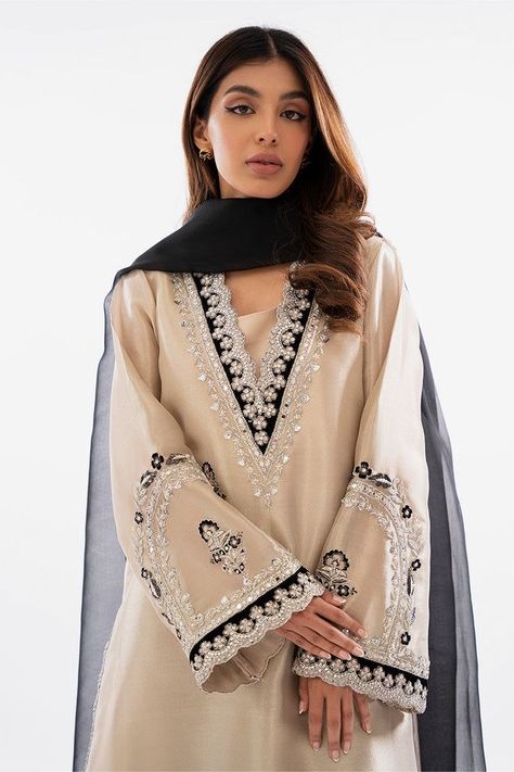 New Suit Designs Indian Style, Karachi Dresses Suits, Indian Suits Design For Women, Black Suit Ideas Women Indian, Classy Salwar Suit, Designer Suit Ideas, How To Style Pakistani Suit, Pakistani Dresses Suits, Designer Sleeves For Suits