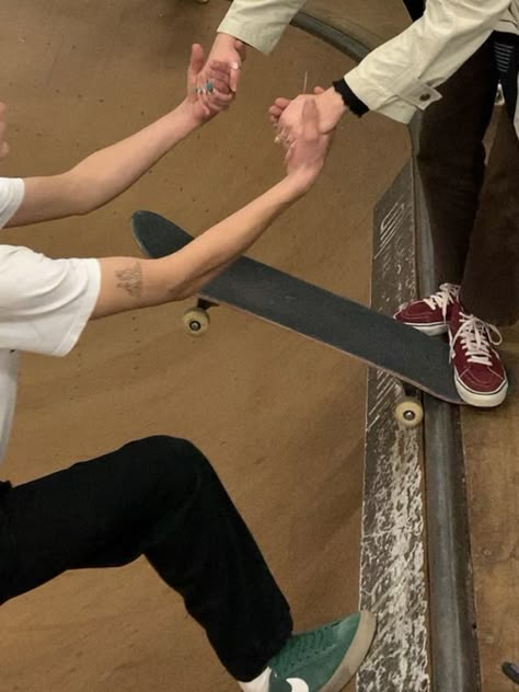 Skateboarding Couple Aesthetic, Bf Teaching Gf To Skate, Pretty Couple Aesthetic, Skater Bf And Gf, Skater Bf Aesthetic, Skater Girlfriend Aesthetic, Skate Couple Aesthetic, Skater Relationship Aesthetic, Skateboard Couple Aesthetic