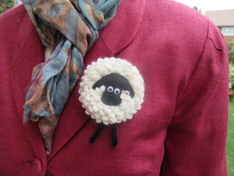 Sheep brooch, gift for her, sheep lovers gift, valentines gift £4.00 #mothersday #giftideas #giftforher Suffolk Sheep, Cute Sheep, Animal Brooch, Handmade Flowers Paper, Black Felt, Nature Themed, Themed Crafts, Wool Applique, Curated Gifts