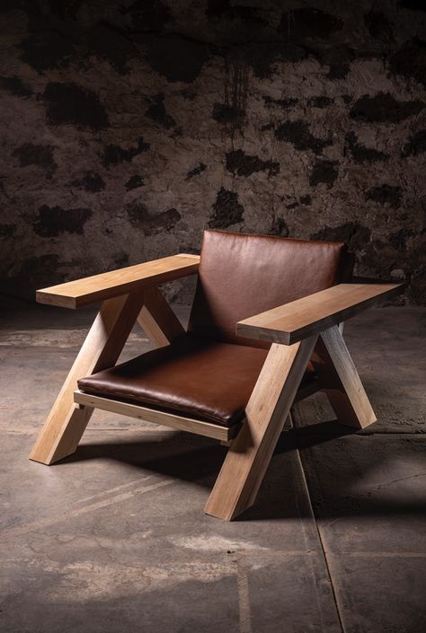 Solid oak lounge chair with leather seating. Workbench Plans Diy, Chair Design Wooden, Wood Furniture Design, Wood Accent Wall, Woodworking Plans Diy, Outdoor Decor Backyard, Diy Wood Projects Furniture, Handmade Furniture, Outdoor Indoor