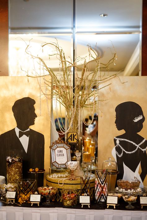 A glitzy and glamourous Great Gatsby dessert table at an Art Deco themed wedding. Get inspired by the rest of the wedding feature - A Kewei and Alfred Love Duet Great Gatsby Prom, Mafia Party, Gatsby Gala, Art Deco Wedding Theme, Gatsby Wedding Theme, Great Gatsby Theme, Prom Themes, Roaring 20s Party, Gatsby Themed Party