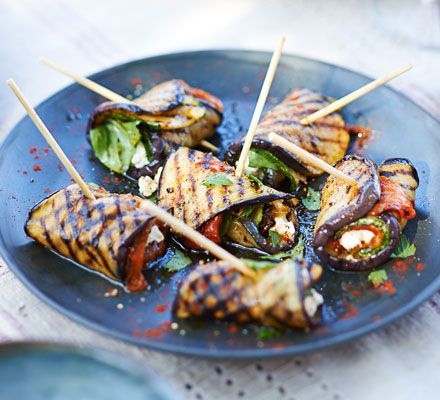 These delicious vegetarian tapas bites are filled with creamy ricotta, sundried tomatoes and basil - a perfect dinner party nibble Vegetable Bites, Dinner Party Nibbles, Vegetarian Tapas, Tapas Food, Nibbles For Party, Perfect Dinner Party, Tapas Dishes, Tapas Recipes, Sundried Tomatoes