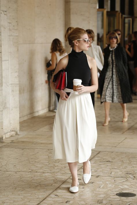 Black And White Outfit, New York Fashion Week Street Style, Nyfw Street Style, Looks Black, A Cup Of Coffee, White Skirt, Mode Inspo, Fashion Week Street Style, Mode Inspiration