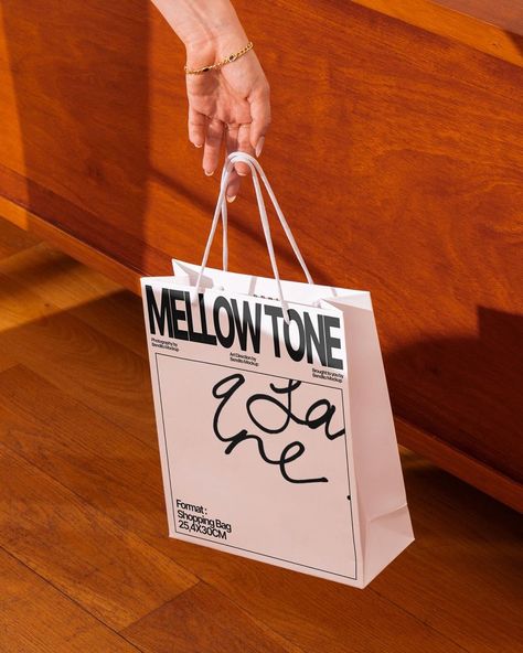 Bendito Mockup (@bendito.mockup) • Instagram photos and videos Shopping Bag Mockup, Graphic Design Mockup, Design Mockup Free, Paper Mockup, Sign Mockup, Bag Mockup, Packaging Mockup, Digital Advertising, Free Mockup