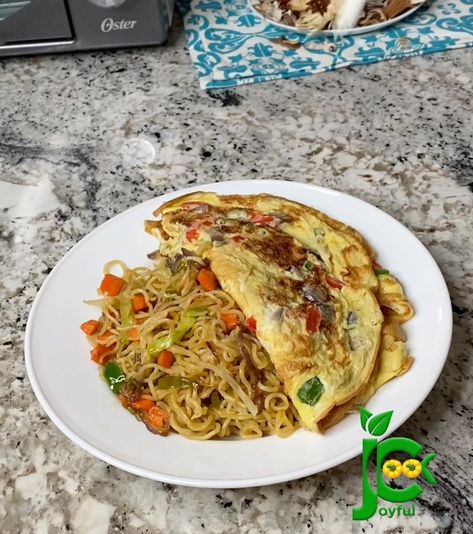 INDOMIE & FRIED EGG | Indomie and fried egg | By Joyful Cook Noodles With Fried Egg, Indomie And Egg, How To Make Noodles, Make Noodles, Nigerian Foods, African Recipes Nigerian Food, African Foods, Fried Chips, Chicken Sauce