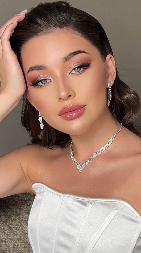 Radiant Bridal Makeup Ideas for Your Perfect Wedding Day : Rosy Cheek & Lips Bride Makeup Sparkle, Rosy Lips Aesthetic, Simple Makeup For Bride, Bridal Simple Makeup, Makeup For Picture Day, Rosy Cheeks Makeup, Rosy Makeup Look, Summer Bridal Makeup, Makeup Looks Bridesmaid