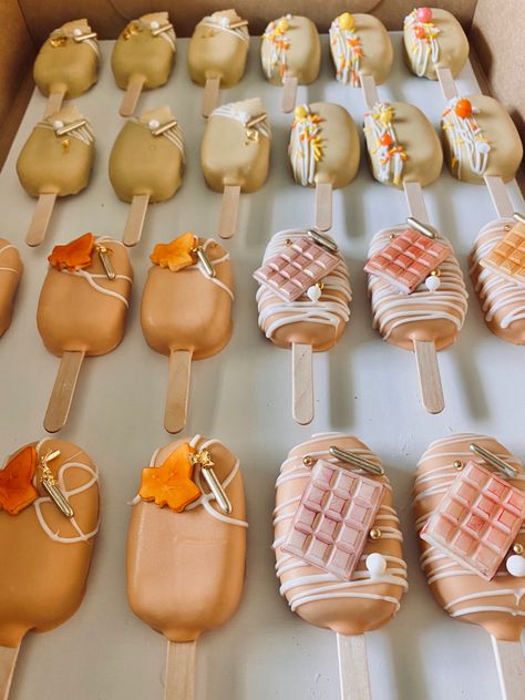 Fall Themed Cake, Cakesicles Ideas, Cake Sicles, Magnum Cake, Lemon Cake Mix Recipe, Popsicles Cake, Lolly Cake, Decorating Chocolate, Cake Popsicles