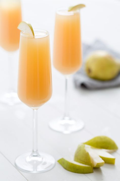 Pear Mimosas | Mimosa recipes + Easter brunch ideas from @cydconverse Pear Mimosa, Best Mimosa Recipe, Apple Cider Mimosa, Mimosa Recipe, Thanksgiving Cocktails, Delicious Thanksgiving, Brunch Cocktails, Winter Cocktails, Fall Cocktails