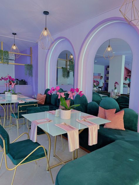 Purple Cafe, Restaurant Design Inspiration, Bakery Shop Design, Modern Restaurant Design, Bakery Design Interior, Vibrant Living Room, Retail Store Interior Design, Salon Suites Decor, Bubble House