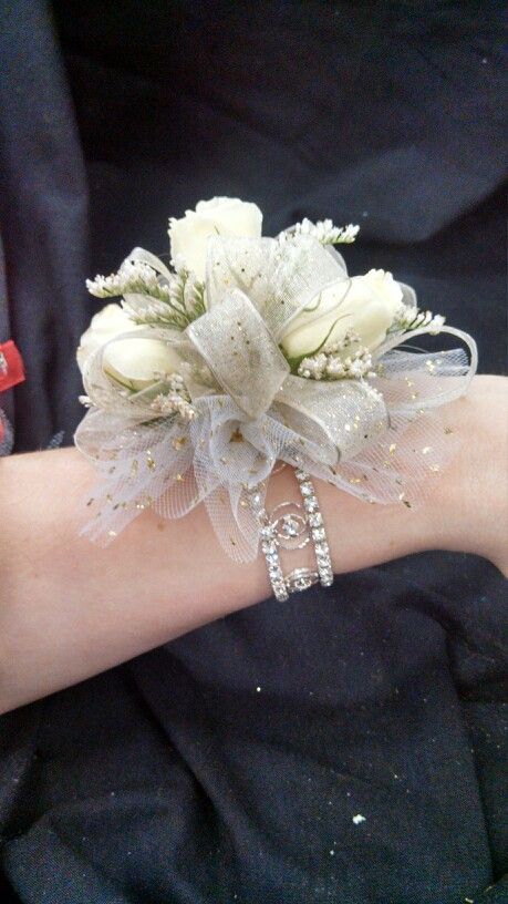 Prom Flowers Corsage, Corsage Ideas, Bracelet Corsage, White Corsage, Prom Corsages, Prom Corsage And Boutonniere, Wrist Corsage Prom, White Boutonniere, Flower Boutonniere