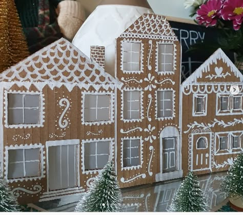 Pictures Of Gingerbread Houses, Gingerbread House Fancy, Card Board Gingerbread House Ideas, Cardboard House Christmas, Diy Christmas House Cardboard, Cardboard Ginger Bread Houses, Gingerbread House Window Display, Gingerbread House Out Of Cardboard, Gingerbread House Display