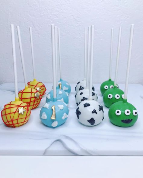 Toy Story Cake Pops Cakepops, Toy Story Alien Cake Pops, Toy Story Cakepops, Toy Story Desserts, Toy Story Treats, Toy Story Cake Pops, Buzz Lightyear Birthday Party, Alien Cake, Toy Story Birthday Cake