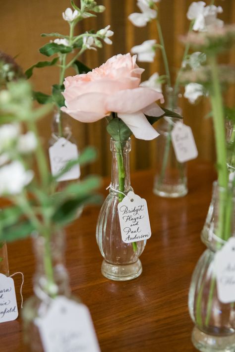 Bud Vases & Posies for Escort Cards. See more of the wedding here: http://www.StyleMePretty.com/2014/05/19/bohemian-wedding-at-the-crane-estate/ Photography: NedJackson.com  - Wedding Planning: LinneaTangorra.com Modern Wedding Favors, Diy Bohemian, Bohemian Wedding Decorations, Diy Table Decor, Wedding Bohemian, Parents Wedding, Diy Simple, Party Table Decorations, Mini Vase