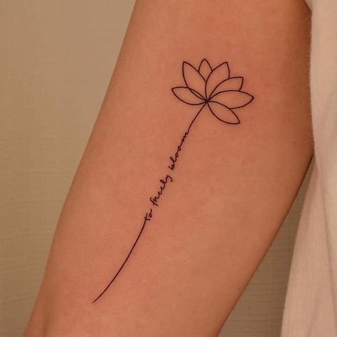 Flower Tattoo With Words, Tattoo Espalda Mujer, Tattoo With Words, Tattoo Espalda, Think Tattoo, Tiny Tattoos For Women, Pretty Hand Tattoos, Inspiration Tattoo, Small Hand Tattoos