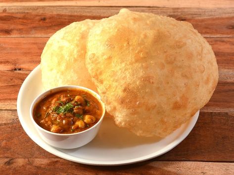 Photo chole bhature spicy chick peas cur... | Premium Photo #Freepik #photo #chole-bhature #chole #poori #puri Chole Bhature, Puri Recipes, Fruit Cream, Food Scale, Main Course Recipes, Indian Snacks, Indian Dishes, Restaurant Recipes, Food Delivery