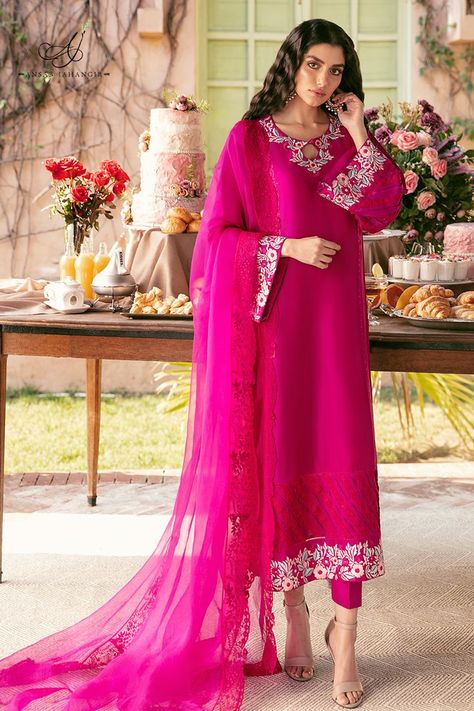 Pink Pakistani Dress, Party Outfit Ideas, Embroidery Wedding, Wedding Party Outfits, Latest Dress Design, Indian Party, Crochet Cable, Pakistani Fashion Party Wear, Beautiful Pakistani Dresses