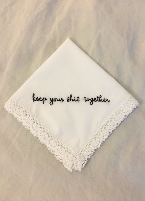 Handkerchief Embroidery, Bridal Handkerchief, Bride Vintage, Wedding Mother Of The Bride, Funny Embroidery, Wedding Hankies, Cadeau Parents, Mother Of The Bride Gift, Wedding Embroidery