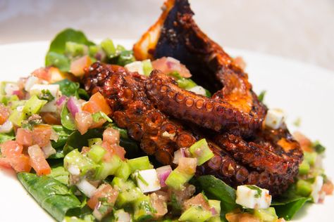 Octopus Mexico Octopus Dishes, Cooking Calamari, Mexican Marinade, Octopus Photos, Travel To Mexico, Octopus Salad, Octopus Recipes, Calamari Recipes, Squid Recipes