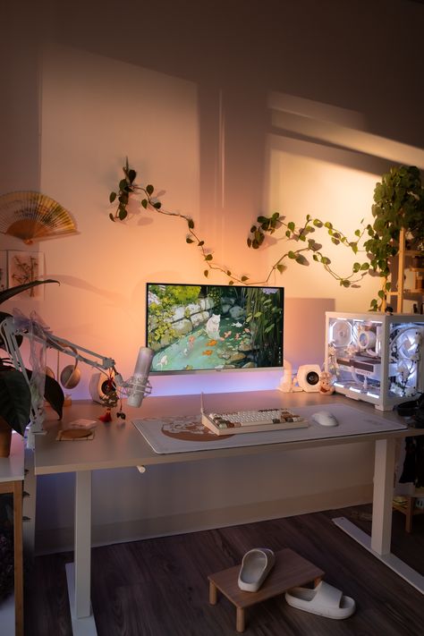 Gamer Room Men, Dreamy Desk Setup, Pretty Pc Setup, Girly Gaming Setup, Pc Setup Ideas, Aesthetic Pc Setup, Pc Setup Aesthetic, Cozy Gaming Room, White Desk Setup