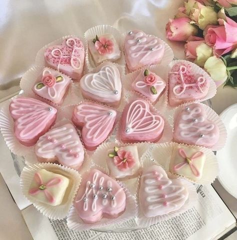 #pastel #pink #hearts #cake #deco Kue Macaroon, Pretty Dessert, Cute Baking, Pink Foods, Think Food, Pretty Birthday Cakes, Felt Food, Kawaii Food, Cute Desserts