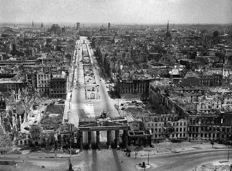 Berlin 1945, German History, Historical Moments, History Pictures, Interesting History, Berlin Germany, Old City, End Of The World, Churchill