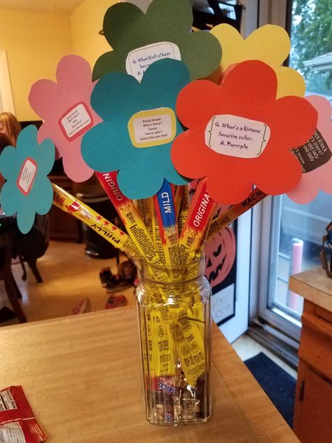 Slim Jim "flower" bouquet with Knock Knock jokes Fathers Day Gifts Bouquet, Slim Jim Bouquet, Teacher Flower Bouquet, Father’s Day Bouquet Ideas, Fathers Day Beer Bouquet, Slim Jims, Teacher Appreciation Week, Love Craft, Happy Day