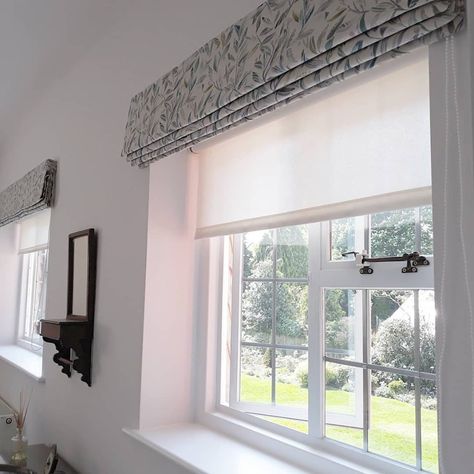 Lightweight roller blinds to filter sunlight layered with roman blinds to close at night. By Honeybee Handmade. Window Voile Ideas, Voile Roller Blind, Blind Pelmet Ideas, Roman Blind With Sheer Curtain, Roman Blinds With Roller Blind, Double Roller Blinds Bedrooms, Double Roman Blinds, Cloth Blinds For Windows, Roman Blind Bedroom