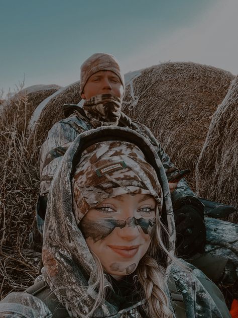 Cute Hunting Pictures, Bow Hunting Aesthetic, Hunting Aesthetic Couple, Cute Hunting Couples, Hunting With Boyfriend, Fishing Couple Goals, Hunting Relationship Goals, Hunting Date, Couples Hunting