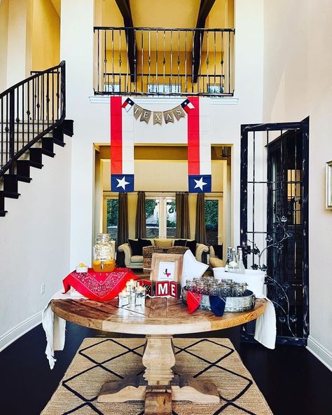 When my Napa friends who moved to Texas came to town it was fun to decorate the tables to match the texas themed menu. Mason jars, Texas flags, Texas stars, and bandanas. Texas Party Decorations, Texas Two Step, Texas Party, Themed Dinner Party, Texas Theme, Country Party, Themed Dinner, Moving To Texas, Dinner Party Themes