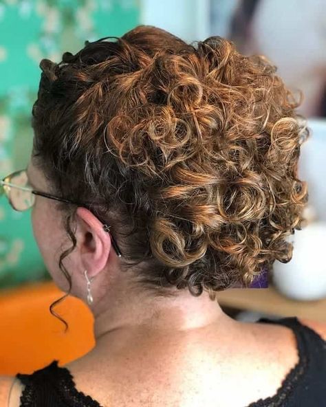 Short Curly Hair Dos Ideas, Short Curly Hair Updos Easy, Medium Curly Wedding Hair, Updos For Layered Curly Hair, Mid Length Curly Hair Updo Easy, Medium Length Curly Bridal Hair, Updos For Medium Length Curly Hair Easy, Short Curly Hair For Wedding, Short Curly Updo Natural Curls