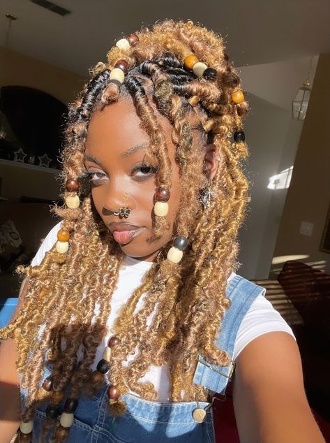 Butterfly Locs With Beads, Aesthetic Braids Hairstyles, Hairstyles For Black People, Locs With Beads, Masc Hairstyles, Aesthetic Braids, Oc Hairstyles, Blk Women, Video Food