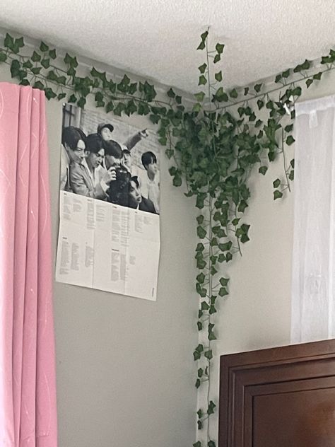 Fake Vines Decor Bedroom Ceiling Corner, Vine Corner Bedroom, Ivy Ceiling, Bedroom Ivy, Realistic Bedroom, Ivy Decor, Green Curtains Bedroom, Wall Vines, Wine Room Decor