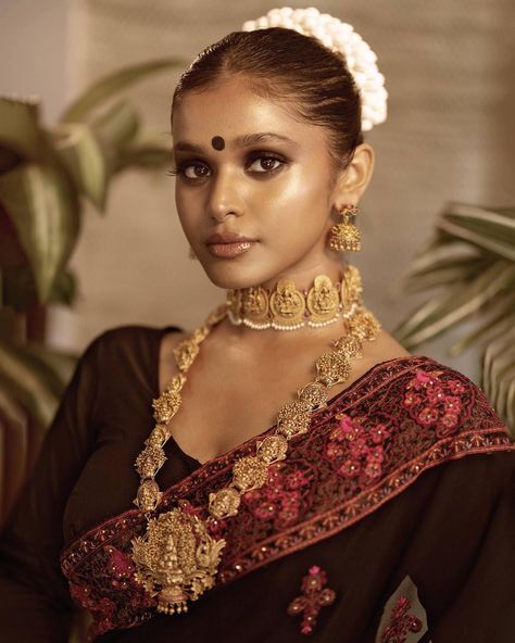 SRUTHI JAYADEVAN on Instagram: “How do we feel about this look besties? 🥰 do we like the nath/nose ring look or the more simple one? Inspired by @sabyasachiofficial!!…” Nath Nose Ring, India Saree, Indian American, American Model, Bridal Look, Dallas Texas, Brown Fashion, Bridal Looks, Mood Board