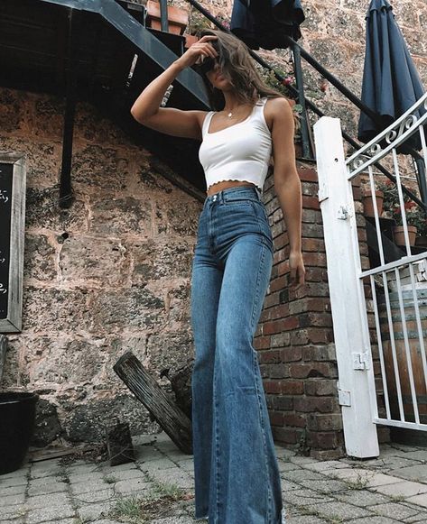 Jeans And Sandals Outfit, Boot Cut Jeans Outfit, Teen Fashion Outfits Winter, Jeans And Sandals, Winter Fashion Outfits Dressy, Inverted Triangle Outfits, Bootcut Jeans Outfit, Capsule Wardrobe Women, Outfits Dressy