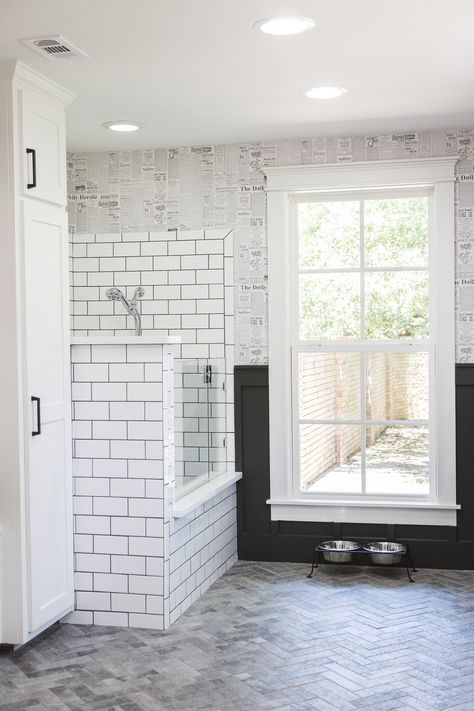 Prepare to Be Obsessed with This "Doggie Spa" Joanna Gaines Designed Veranda Design, Mudroom Makeover, Dog Washing Station, Dog Spaces, Dog Wash, Ideas Hogar, Dog Shower, Dog Rooms, Room Paint Colors