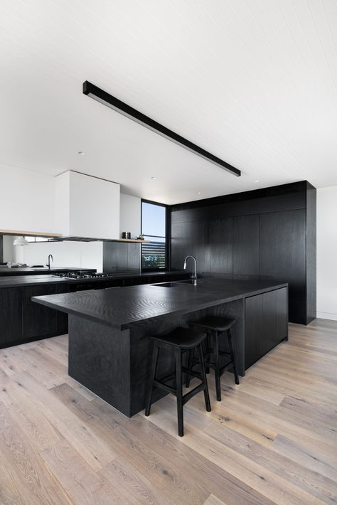 Modern Kitchen Oven Cabinet, Modern Industrial Kitchen, Kitchen Colour Combination, Modern Black Kitchen, Kitchen Colour, Kitchen Colour Schemes, Timeless Kitchen, Kitchen Hoods, Scandinavian Interiors