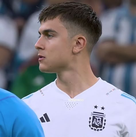 0.5 Fade Haircut Men, Mid Fade Short Haircut Men, Football Players Haircut, Short Hair Men Fade, Paulo Dybala Haircut, Short Men Haircut Fade, Mullet Buzzcut, Dybala Hairstyle, Football Haircut