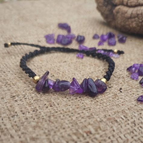 Witchy Bracelet Diy, Amethyst Chips Bracelet, Jewelry With Crystals, Crystal Jewelry Handmade, Macrame Crystal Bracelet, Beaded Jewelry Crystal, Beaded Macrame, Simple Macrame Bracelet, Crystal Bracelet Ideas