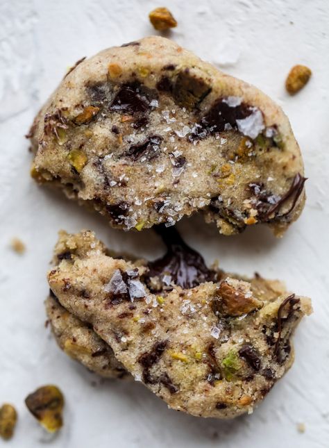 Chocolate Pistachio Shortbread - Chocolate Pistachio Shortbread Recipe Pistachio Shortbread, Pistachio Dessert, Chocolate Pistachio, Shortbread Recipes, Chocolate Chunk, Cooking Salmon, Think Food, Tea Cakes, Shortbread Cookies