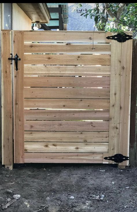 Wooden Fence Doors Gate Ideas, Backyard Gate Ideas Wood, Diy Wooden Gate Backyards, Fence Door Ideas, Wood Gates Ideas, Side Yard Gate, Pallet Gate, Wooden Gate Designs, Patio Gates