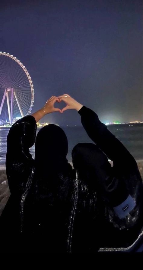 Hijabi Besties, Best Friend Pictures Tumblr, Female Friendship, Muslim Women Fashion, Muslim Hijab, Muslimah Aesthetic, Girl's Back, Group Pictures, Cute Love Images