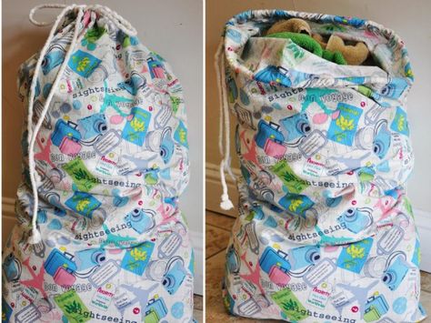 Laundry bag tutorial. I think one for each of us would be nice. I could then do clothes in the room they will be put away in. Laundry Bags Diy, Laundry Bags, Diy Laundry, Bag Tutorial, Bags Tutorial, Best Christmas Gifts, Sewing Bag, Diy Bag, Quilt Sewing